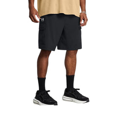 Bermuda cargo Under Armour homme noir porté de face, coupe ample au genou avec logo blanc sur la cuisse gauche