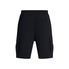 Bermuda cargo Under Armour homme noir de dos, poches latérales à rabat et poche arrière sur ceinture élastiquée