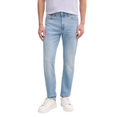 Image 1 : Jean droit Calvin Klein Jeans homme en denim bleu clair, coupe straight, porté avec un t-shirt lavande et des sneakers blanches — Delvale