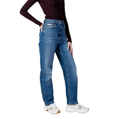 Image 4 : Jean femme Calvin Klein Jeans droit bleu délavé, look casual associé à des baskets blanches, style quotidien décontracté — Delvale