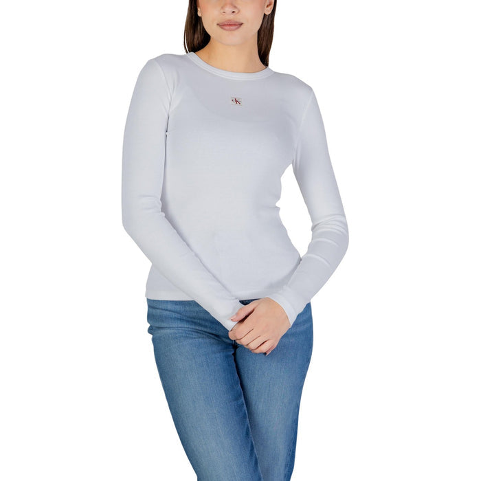 Image 1 : Femme portant un t-shirt blanc à manches longues côtelé Calvin Klein Jeans avec logo CK sur la poitrine, associé à un jean bleu — Delvale