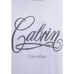 Image 4 : Mannequin portant le t-shirt Calvin Klein Jeans homme bleu lavande, style streetwear premium — Delvale