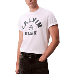 Image 1 : Homme portant le t-shirt blanc Calvin Klein Jeans avec logo varsity CK 1968 NYC en grand imprimé sombre sur la poitrine, coupe regular, col rond — Delvale