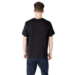 Image 2 : Détail logo Calvin Klein Jeans sur t-shirt homme noir manches courtes — Delvale