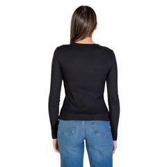 Image 2 : Vue de face du t-shirt manches longues noir Calvin Klein Jeans, coupe slim ajustée sur mannequin féminin — Delvale