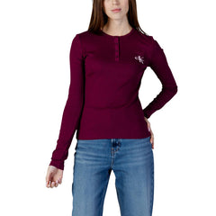 Image 2 : Vue de face du t-shirt manches longues Calvin Klein Jeans bordeaux, coupe ajustée sur modèle féminin aux cheveux bruns — Delvale