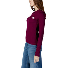 Image 3 : Détail du logo Calvin Klein Jeans brodé en blanc sur le t-shirt bordeaux manches longues femme — Delvale