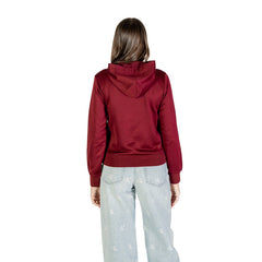 Image 2 : Détail inscription Calvin Klein brodée sur sweat bordeaux femme, coupe boxy moderne — delvale