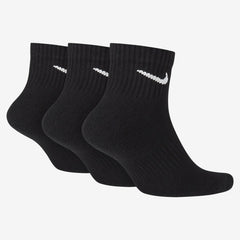 Image 2 : Détail du logo Swoosh brodé en blanc sur la tige des chaussettes Nike courtes noires — Delvale