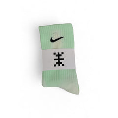 Image 1 : Chaussette Nike Everyday tie-dye vert menthe homme, vue de face pliée avec bande logo boutique — Delvale