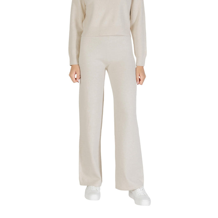 Image 1 : Pantalon femme Choral large beige en tricot doux, coupe palazzo fluide, porté avec un pull coordonné et des baskets blanches — Delvale