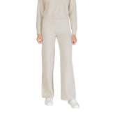 Image 1 : Pantalon femme Choral large beige en tricot doux, coupe palazzo fluide, porté avec un pull coordonné et des baskets blanches — Delvale