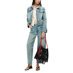 Image 2 : Détail de l'anse tressée rouge du sac bourse Desigual femme et du pompon assorti sur fond blanc — Delvale