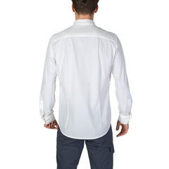 Image 2 : Détail de la chemise homme blanche Fashion Brand, col italien ouvert et boutonnage soigné — Delvale