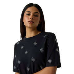 Image 4 : Mannequin portant le t-shirt Guess femme noir strass avec un pantalon de jogging assorti, look casual chic — Delvale