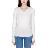 Image 1 : Pull Guess femme blanc en coton avec col V élégant et manches longues — Delvale