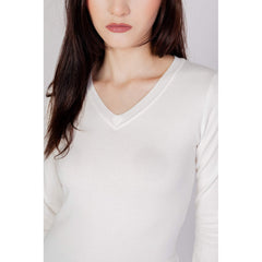 Image 3 : Vue d'ensemble du pull Guess blanc femme, coupe féminine et raffinée — Delvale