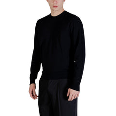 Image 4 : Tricot homme Guess noir coupe classique, détail finitions bord-côte aux poignets — Delvale