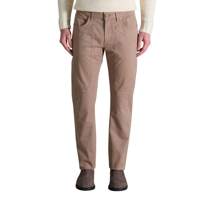 Image 1 : Pantalon homme Jeckerson beige 5 poches coupe droite, porté avec pull crème et bottines marron — Delvale