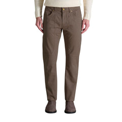 Image 4 : Pantalon Jeckerson homme beige porté en tenue casual chic, vue d'ensemble de la coupe ajustée — Delvale