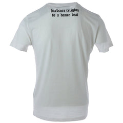 Image 2 : Détail de l'imprimé logo John Richmond en écriture gothique noire arquée sur fond blanc, t-shirt homme — Delvale
