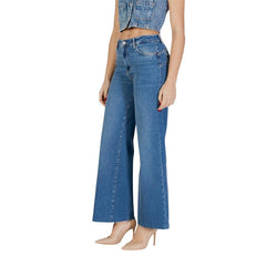 Image 3 : Jean femme Liu Jo wide leg bleu délavé porté avec escarpins nude et veste en jean, look total denim tendance — Delvale