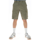 Image 1 : Bermuda cargo Lyle & Scott homme coloris kaki porté de face avec poches latérales visibles et logo brodé jaune sur la cuisse — Delvale
