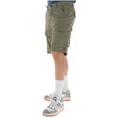 Image 3 : Détail des poches latérales cargo du bermuda Lyle & Scott homme coloris kaki avec boutons de fermeture — Delvale
