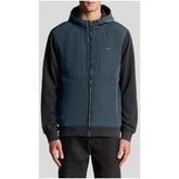 Image 1 : Sweat zippé bimatière à capuche Lyle & Scott homme, corps bleu marine et manches raglan contrastantes noires, porté sur un jean noir — Delvale