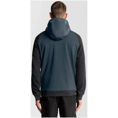Image 2 : Détail des manches raglan en molleton noir contrastant du sweat zippé bimatière Lyle & Scott homme — Delvale