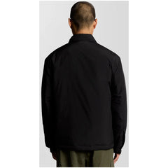 Image 2 : Détail de la veste Lyle & Scott noire montrant les poches frontales et la coupe moderne — Delvale