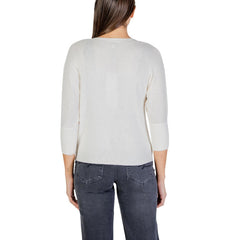 Image 4 : Silhouette féminine en cardigan Morgan De Toi blanc crème col V porté avec un jean gris anthracite, look casual chic — Delvale