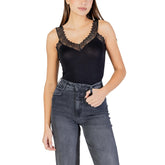 Image 1 : Top dentelle col V noir à bretelles larges Morgan De Toi porté par une femme aux cheveux bruns avec un jean gris — Delvale