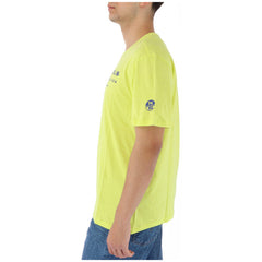 Image 3 : Détail du badge brodé North Sails sur la manche gauche du t-shirt jaune homme — Delvale