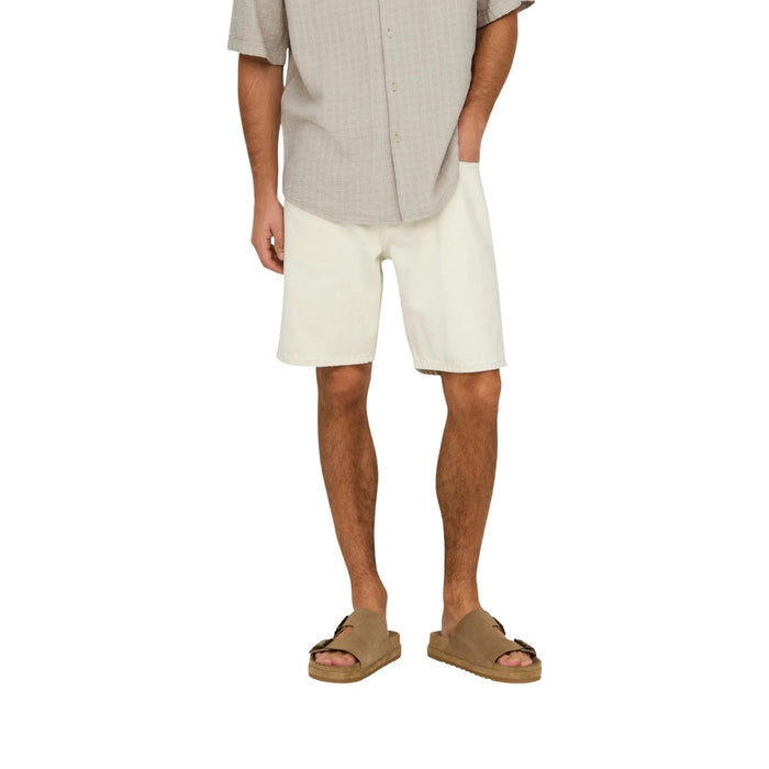 Image 1 : Bermuda denim écru Only & Sons porté par un homme avec chemise grise et sandales marron, vue de face — Delvale