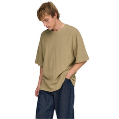 Image 4 : T-shirt blanc homme Only & Sons porté look casual — Delvale
