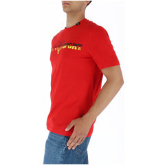 Image 3 : Homme portant le t-shirt Plein Sport rouge avec jean bleu, style streetwear casual sportswear premium — Delvale