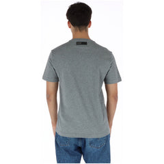 Image 2 : Vue de face du t-shirt Plein Sport homme gris à motif tigre orange bold porté avec un jean bleu — Delvale