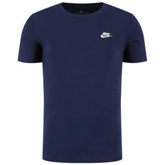 Image 3 : Détail du logo Futura Nike brodé en blanc sur t-shirt bleu marine, encolure ronde côtelée, tissu coton uni — Delvale