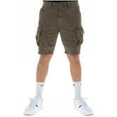 Image 1 : Bermuda cargo Superdry homme kaki porté de face, poches latérales cargo visibles, fermeture zip et bouton — Delvale