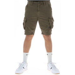 Image 1 : Bermuda cargo Superdry homme kaki porté de face, poches latérales cargo visibles, fermeture zip et bouton — Delvale