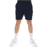 Image 1 : Bermuda chino Superdry homme bleu marine, vue de face portée avec baskets Lacoste blanches — Delvale