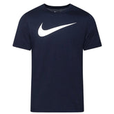 Image 1 : T-shirt Nike homme bleu marine avec grand logo Swoosh blanc imprimé sur la poitrine, vue de face — Delvale