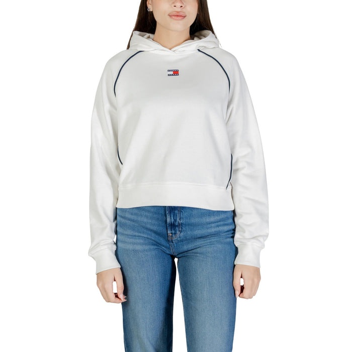 Image 1 : Femme portant le hoodie blanc Tommy Hilfiger Jeans avec badge logo central et liseré marine, vue de face — Delvale