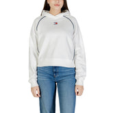 Image 1 : Femme portant le hoodie blanc Tommy Hilfiger Jeans avec badge logo central et liseré marine, vue de face — Delvale