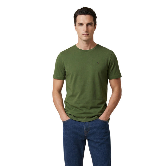 Image 1 : Homme portant un t-shirt Tommy Hilfiger vert kaki col rond avec logo drapeau tricolore brodé, vue de face — Delvale