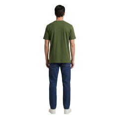 Image 2 : T-shirt Tommy Hilfiger homme vert, coupe regular fit, manches courtes, porté avec un jean brut — Delvale
