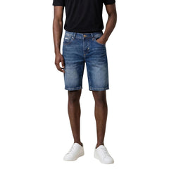 Image 1 : Homme portant un bermuda jean bleu délavé Antony Morato avec t-shirt noir et baskets blanches, vue de face — Delvale