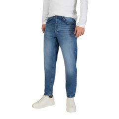 Image 1 : Jean slim homme Antony Morato en denim délavé bleu moyen, porté avec un pull blanc et des sneakers blanches — 9yvwh4-xt