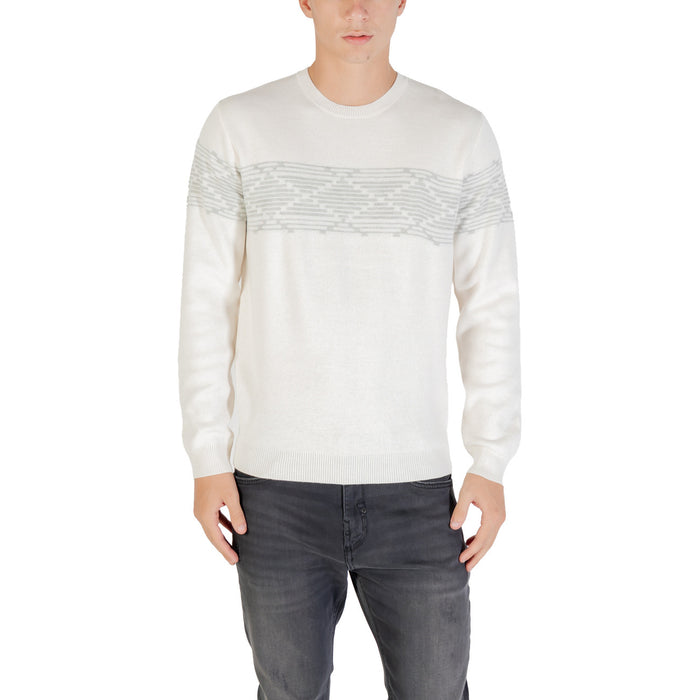 Image 1 : Pull homme Antony Morato col rond blanc écru avec bande jacquard géométrique grise sur la poitrine, porté avec un jean gris — 9yvwh4-xt